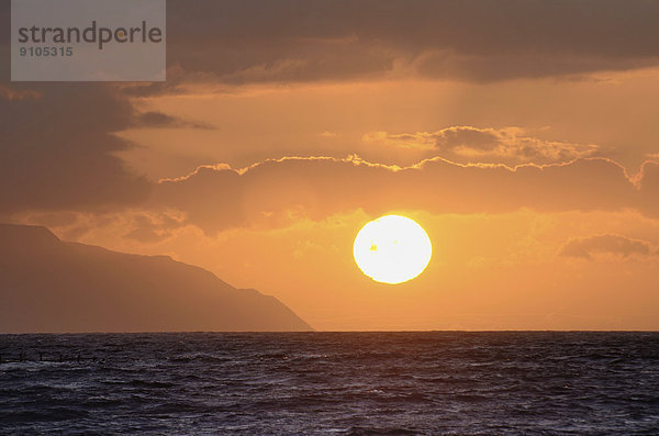 Sonnenuntergang über dem Meer  Adeje  Teneriffa  Kanarische Inseln  Spanien