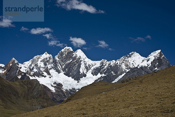 Vergletscherte  schneebedeckte Gipfel  darunter die Berge Jirishanca und Ninashanca  Gebirgszug Cordillera Huayhuash  Nordperu  Peru