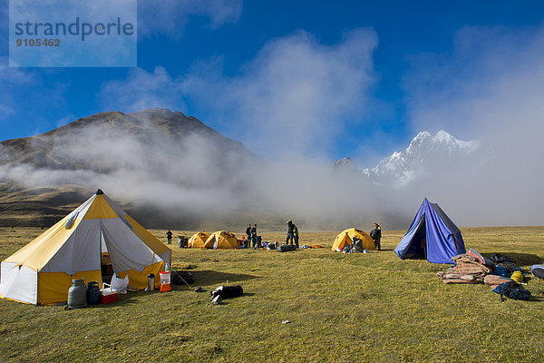 Wolken  Morgennebel an einem Zeltlager von Bergwanderern  Gebirgszug Cordillera Huayhuash  Nordperu  Peru