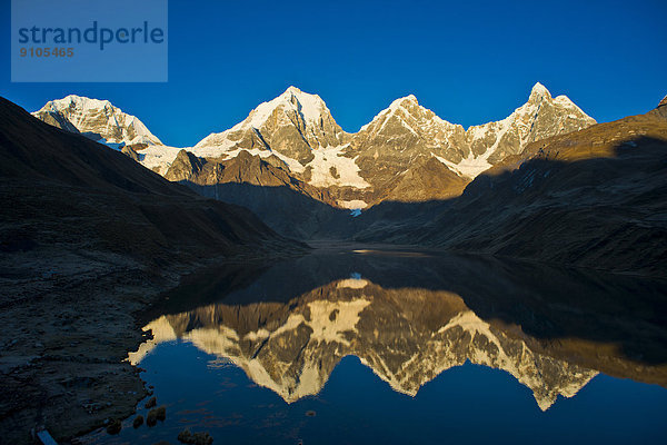 Der See Laguna Carhuacocha am Morgen  die Berge Siula  links  Yerupaja Grande  Yerupaja Chico und Jirishanca  rechts  Gebirgszug Cordillera Huayhuash  Nordperu  Peru