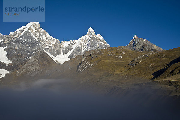 Morgennebel am See Laguna Carhuacocha  hinten die Berge Yerupaja Chico  links  und Jirishanca Grande  Gebirgszug Cordillera Huayhuash  Nordperu  Peru