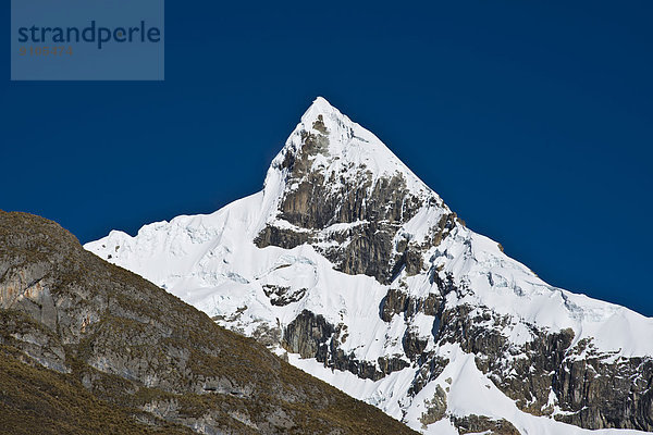 Vergletscherter  schneebedeckter Berg Trapecio  Gebirgszug Cordillera Huayhuash  Nordperu  Peru