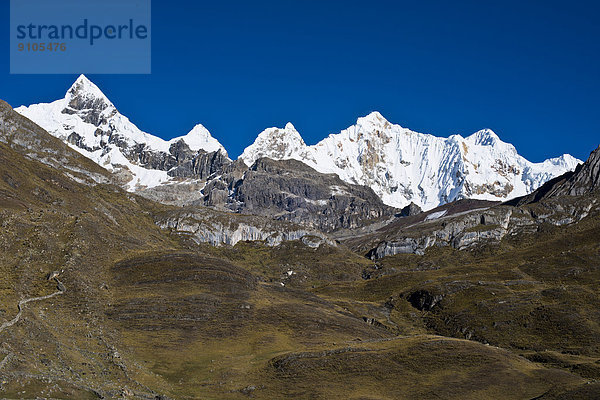 Vergletscherte  schneebedeckte Berge Trapecio und Nevados Jurau  Gebirgszug Cordillera Huayhuash  Nordperu  Peru