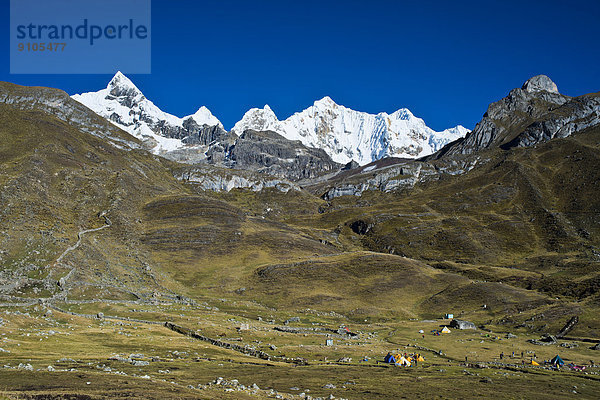 Zeltlager  hinten die schneebedeckten Berge Trapecio und Nevados Jurau  Gebirgszug Cordillera Huayhuash  Nordperu  Peru