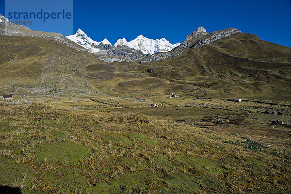 Zeltlager  hinten die schneebedeckten Berge Trapecio und Nevados Jurau  Gebirgszug Cordillera Huayhuash  Nordperu  Peru