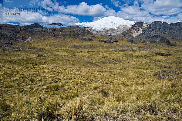 Schneebedeckter Berggipfel über einem Hochtal  Gebirgszug Cordillera Huayhuash  Nordperu  Peru