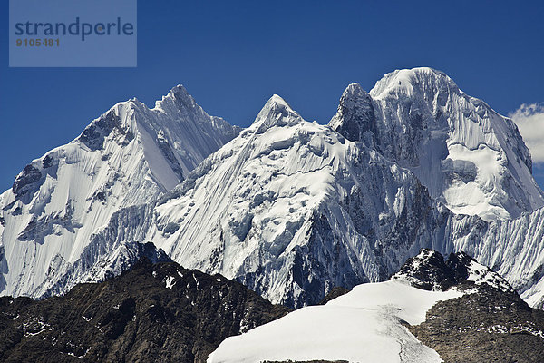 Vergletscherte  schneebedeckter Gipfel des Berges Nevados Puscanturpas  Gebirgszug Cordillera Huayhuash  Nordperu  Peru