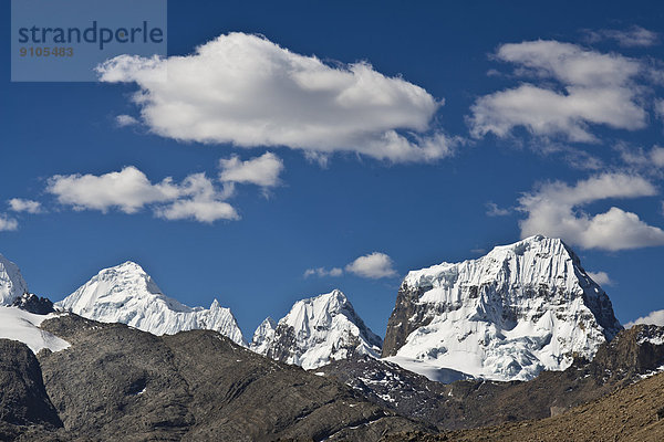 Vergletscherte  schneebedeckte Bergipfel  rechts der Nevado Trapecio  Gebirgszug Cordillera Huayhuash  Nordperu  Peru