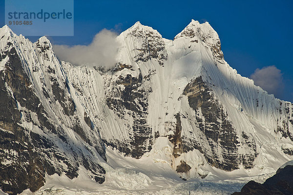 Vergletscherter  schneebedeckter Berg Yerupaja  Gebirgszug Cordillera Huayhuash  Nordperu  Peru