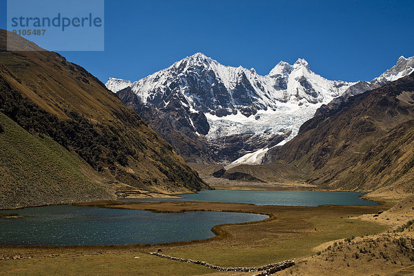 Die Bergseen Lagunas Jahuacocha  hinten der Berg Yerupaja und andere schneebedeckte Berge  Gebirgszug Cordillera Huayhuash  Nordperu  Peru