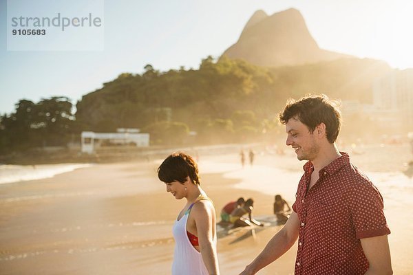 Junges Paar bei Sonnenuntergang  Ipanema Beach  Rio  Brasilien