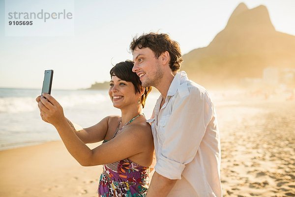 Junges Paar selbst fotografiert  Ipanema Beach  Rio  Brasilien