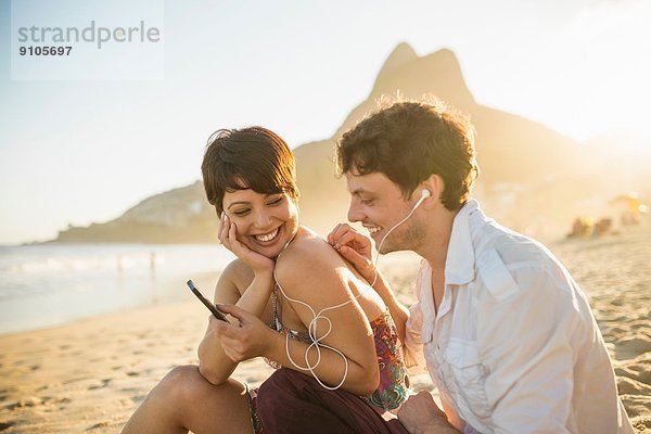 Junges Paar hört Musik  Ipanema Beach  Rio  Brasilien