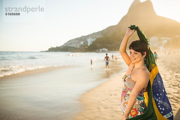Junge Frau mit brasilianischer Flagge  Ipanema Beach  Rio  Brasilien