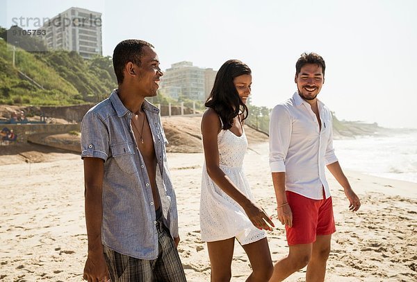 Drei Freunde beim Bummeln am Strand von Arpoador  Rio De Janeiro  Brasilien