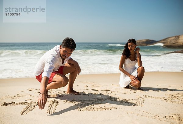 Paarschrift in Sand am Strand von Arpoador  Rio De Janeiro  Brasilien
