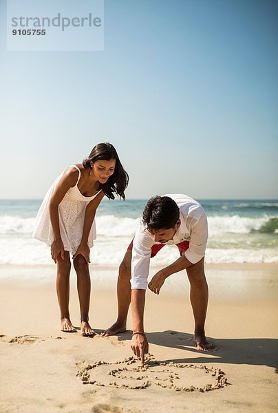 Paarzeichnung im Sand am Strand von Arpoador  Rio De Janeiro  Brasilien