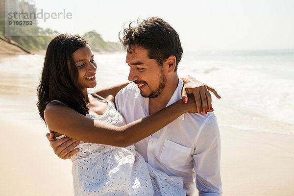 Romantisches Paar am Strand von Arpoador  Rio De Janeiro  Brasilien