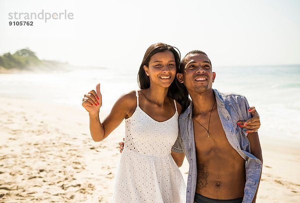Junges Paar am Strand von Arpoador  Rio De Janeiro  Brasilien