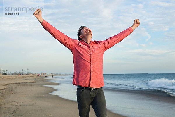 Junger Mann feiert am Strand  Long Beach  Kalifornien  USA