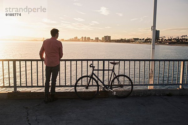 Junger Mann blickt vom Pier  Long Beach  Kalifornien  USA
