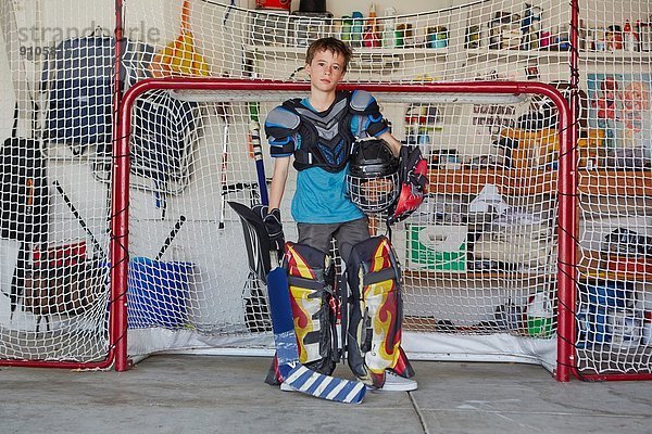 Junge im Hockeytor in Sportschutzkleidung