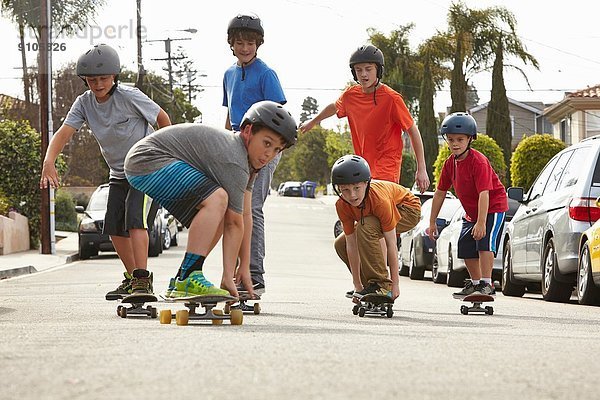 Boys Skateboarding auf der Straße