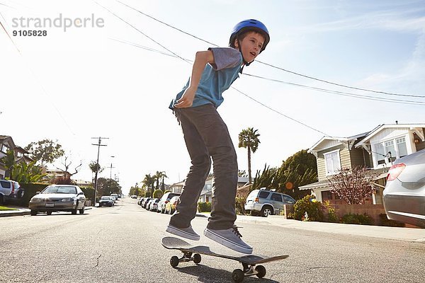Junge Skateboardfahren auf der Straße