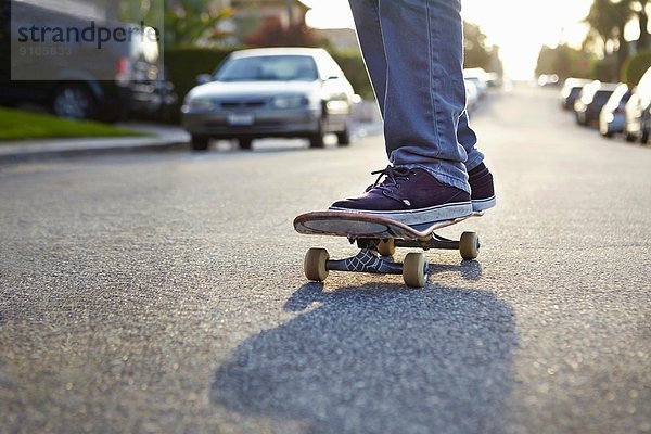 Boy Skateboarding auf der Straße  Nahaufnahme