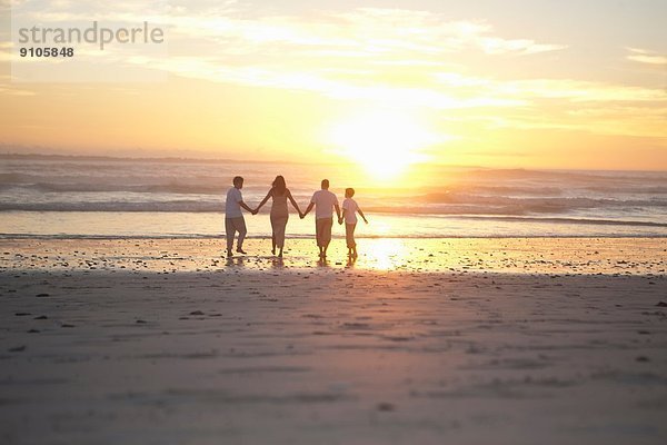 Familie hält Hände am Strand  Kapstadt  Südafrika