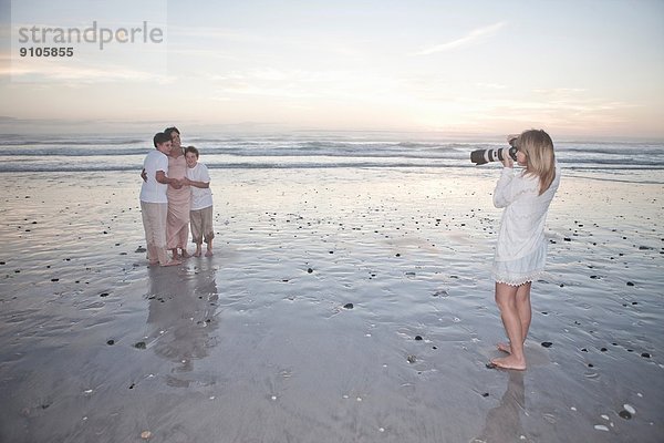 Fotograf beim Familienportrait am Strand  Kapstadt  Südafrika