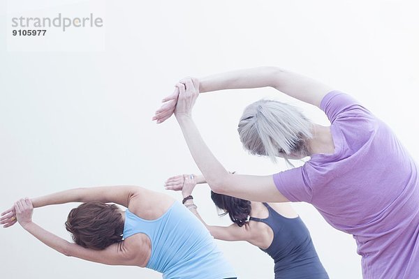 Frauen  die Yoga praktizieren
