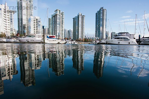 Marina bei Wolkenkratzern  Vancouver  Kanada