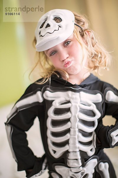 Portrait eines jungen Mädchens in Skelettkostüm mit Totenkopfmaske