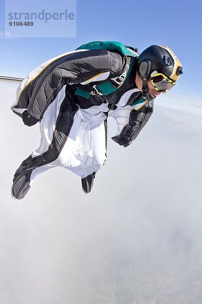 Mid Erwachsenen Mann frei fallen in Wingsuit Vorbereitung zu fliegen
