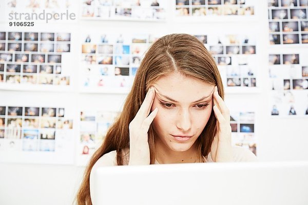 Junge Frau mit Computer-Reibkopf