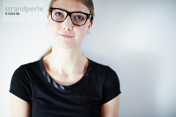 Junge Frau mit Brille und schwarzem Top  Studioaufnahme