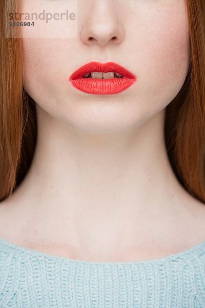 Abgeschnittenes Bild der Lippen einer jungen Frau