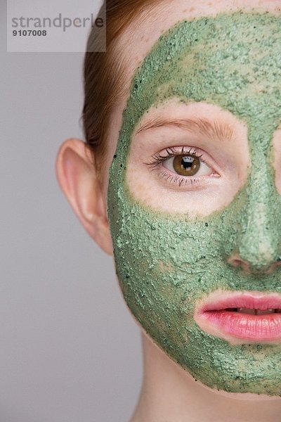 Abgeschnittenes Bild einer jungen Frau mit Gesichtsmaske