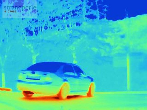 Wärmebild  das die Wärme der Reifen und des Auspuffs eines rasenden Autos zeigt