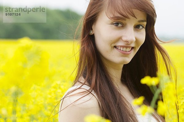 Porträt einer jungen Frau im gelben Feld