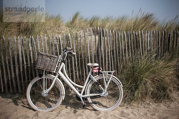 Traditionelles Fahrrad gegen Sanddünenzaun  Vollendam  Niederlande