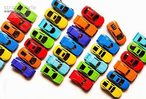 Stilleben mit Reihen von bunten Spielzeugautos