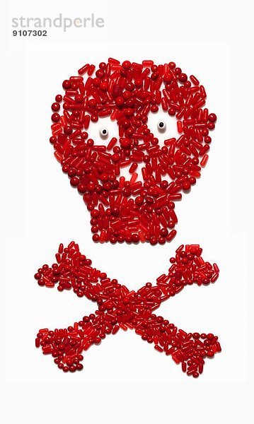 Roter Schädel und gekreuztes Knochensymbol aus Süßigkeiten