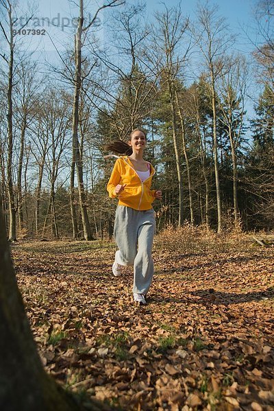 Junge Läuferin im Herbstwald
