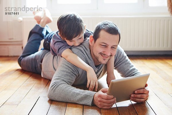 Vater und Sohn selbst fotografieren mit digitalem Tablett