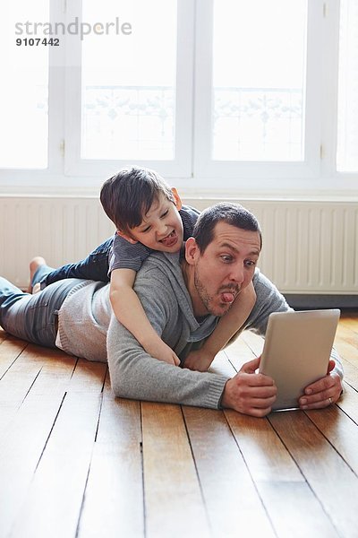 Vater und Sohn selbst fotografieren mit digitalem Tablett