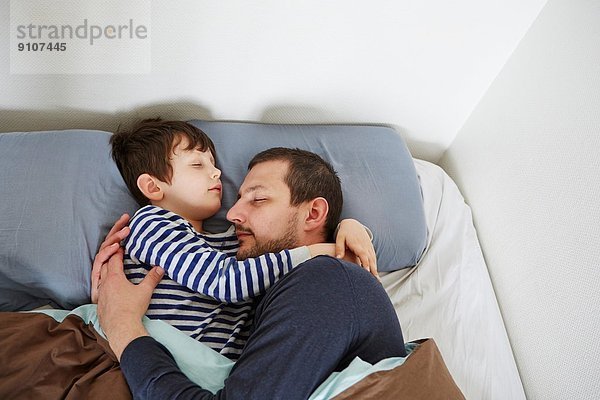 Vater und Sohn im Bett