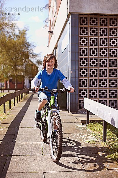 Porträt eines Jungen beim Radfahren