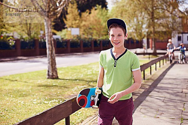 Portrait des Jungen mit Skateboard